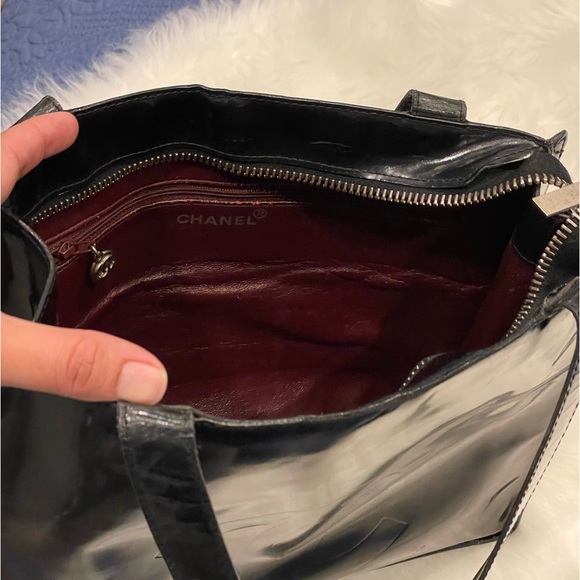 CHANEL Classic CC Black Enamel Patent Leather Tote Handbag | 5374403 - Picture 11 of 16